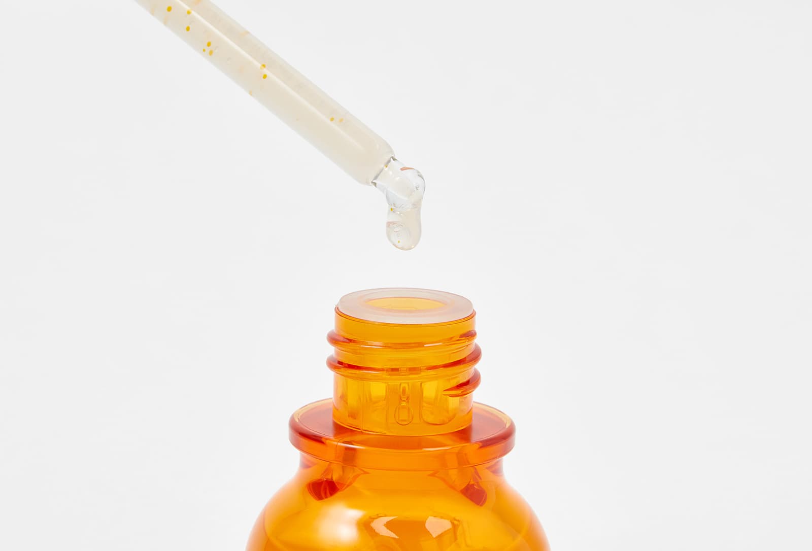 ELLE рекомендует: лучшие сыворотки для сияния кожи